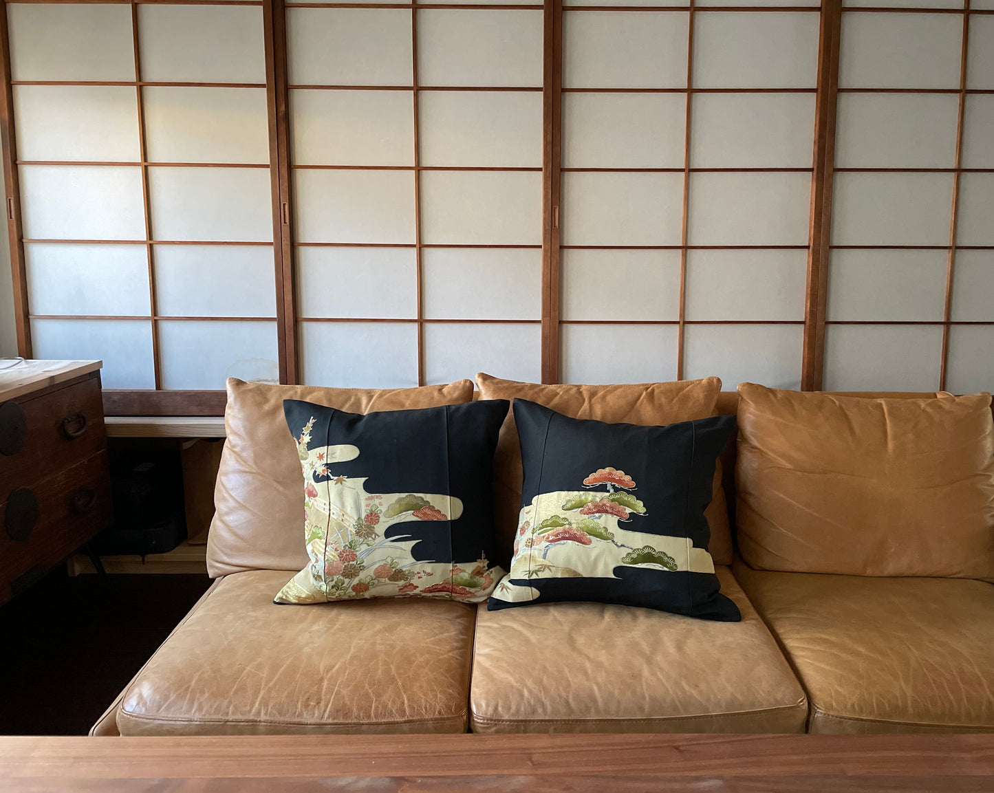 Kurotome [Karahanamon] Antique cushion (2 pieces/set)