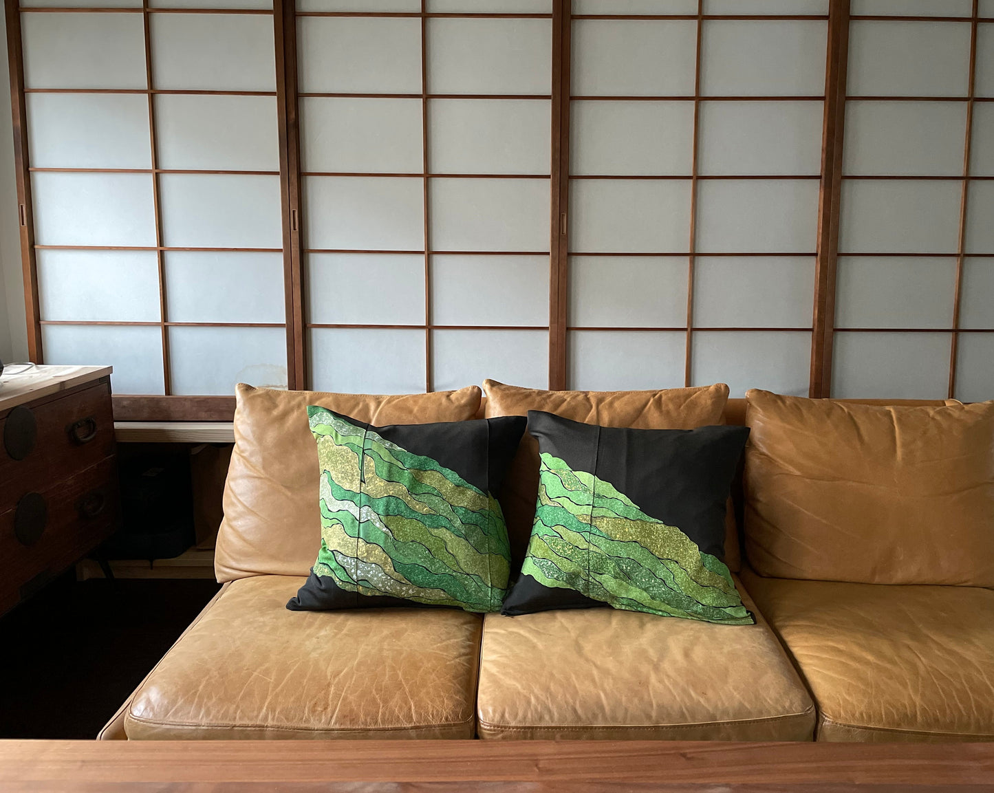 Kurotome [Karahanamon] Antique cushion (2 pieces/set)