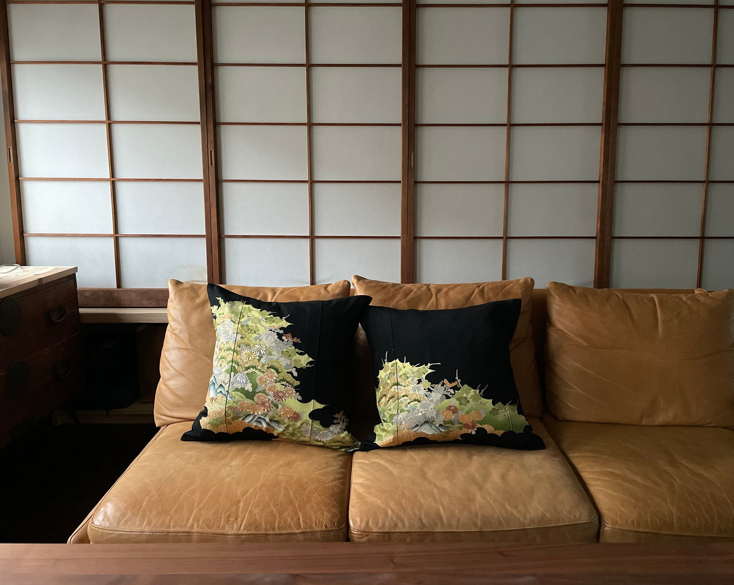 Kurotome [Karahanamon] Antique cushion (2 pieces/set)