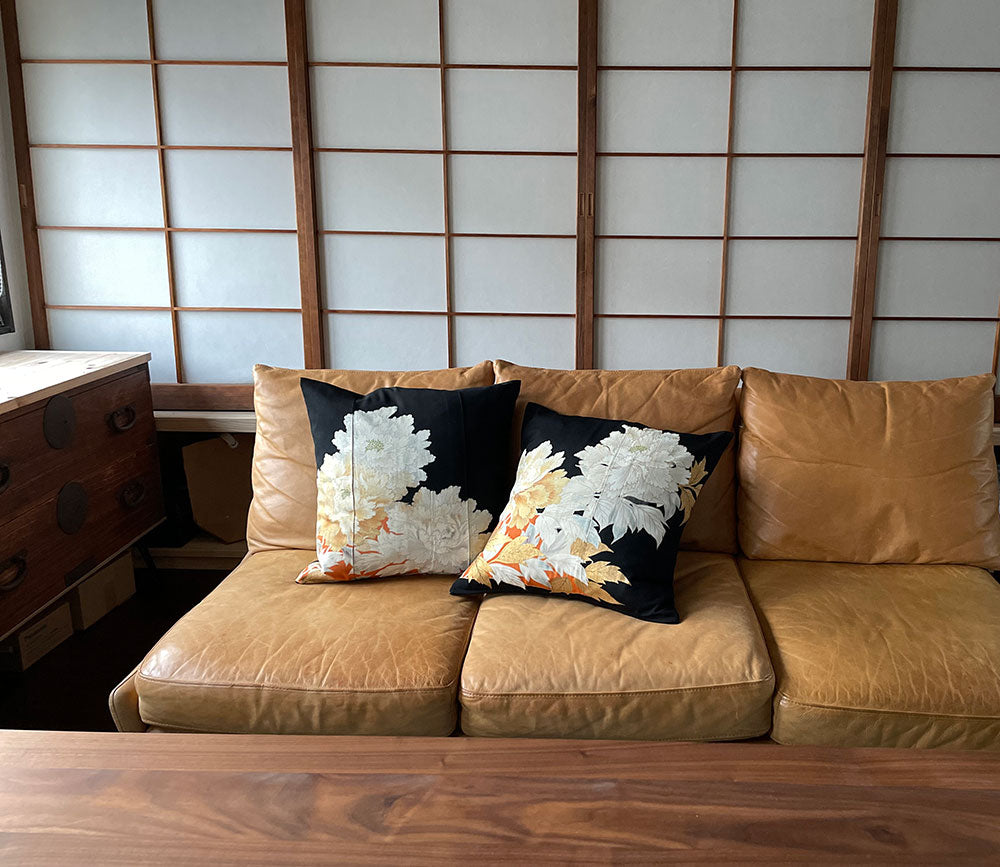 Kurotome [Peony pattern] Antique cushion (2 pieces/set)